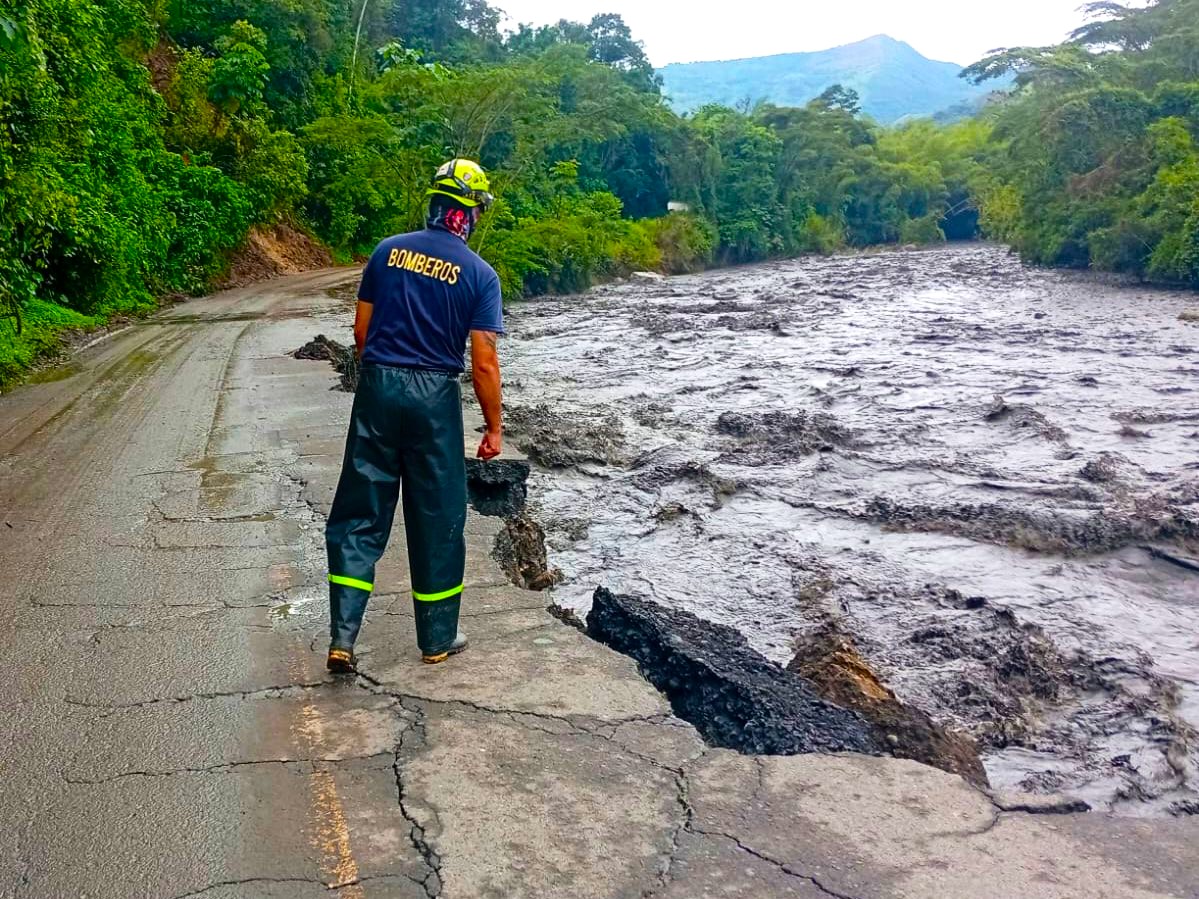 Mas de 14 emergencias por lluvias colapsan vias en Cundinamarca Pacho San Francisco y Facatativa en alerta