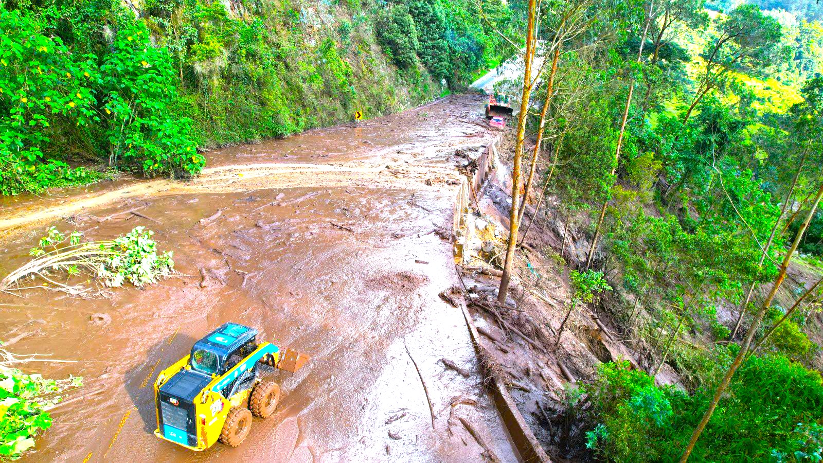 Alerta roja en La Mesa lluvias colapsan vias familias damnificadas y cortan suministro de agua2