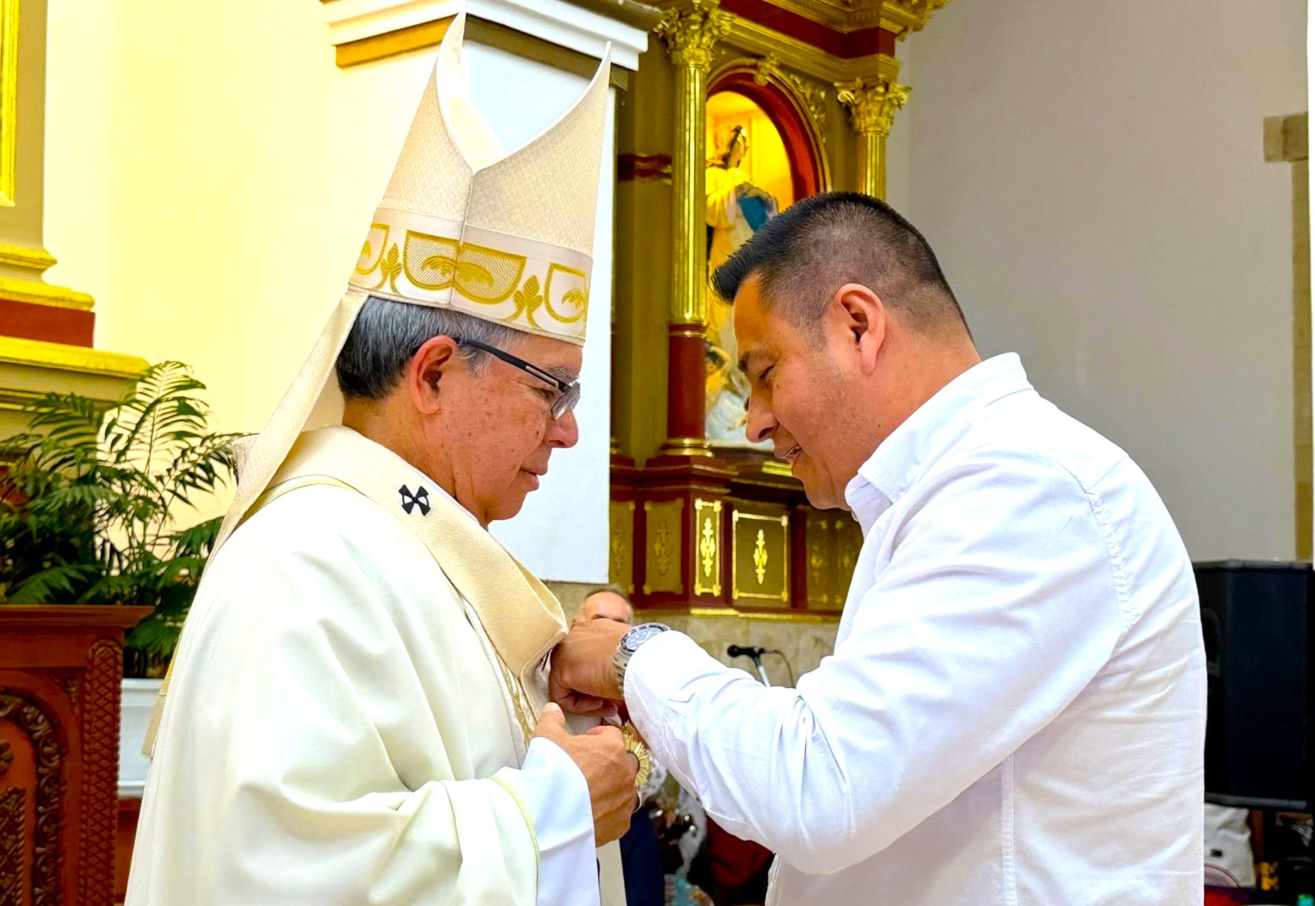 Choachi reunio a cientos de fieles y sorprendio con reconocimiento al primado de Colombia2