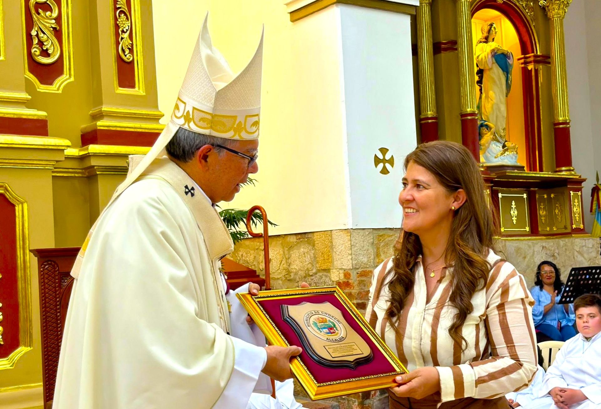 Choachi reunio a cientos de fieles y sorprendio con reconocimiento al primado de Colombia3