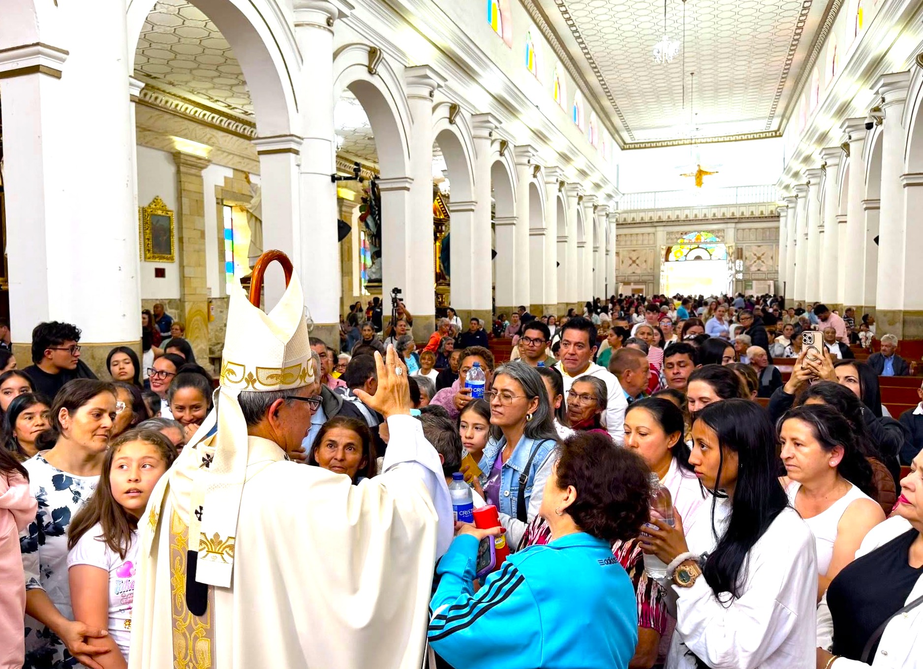 Choachi reunio a cientos de fieles y sorprendio con reconocimiento al primado de Colombia4