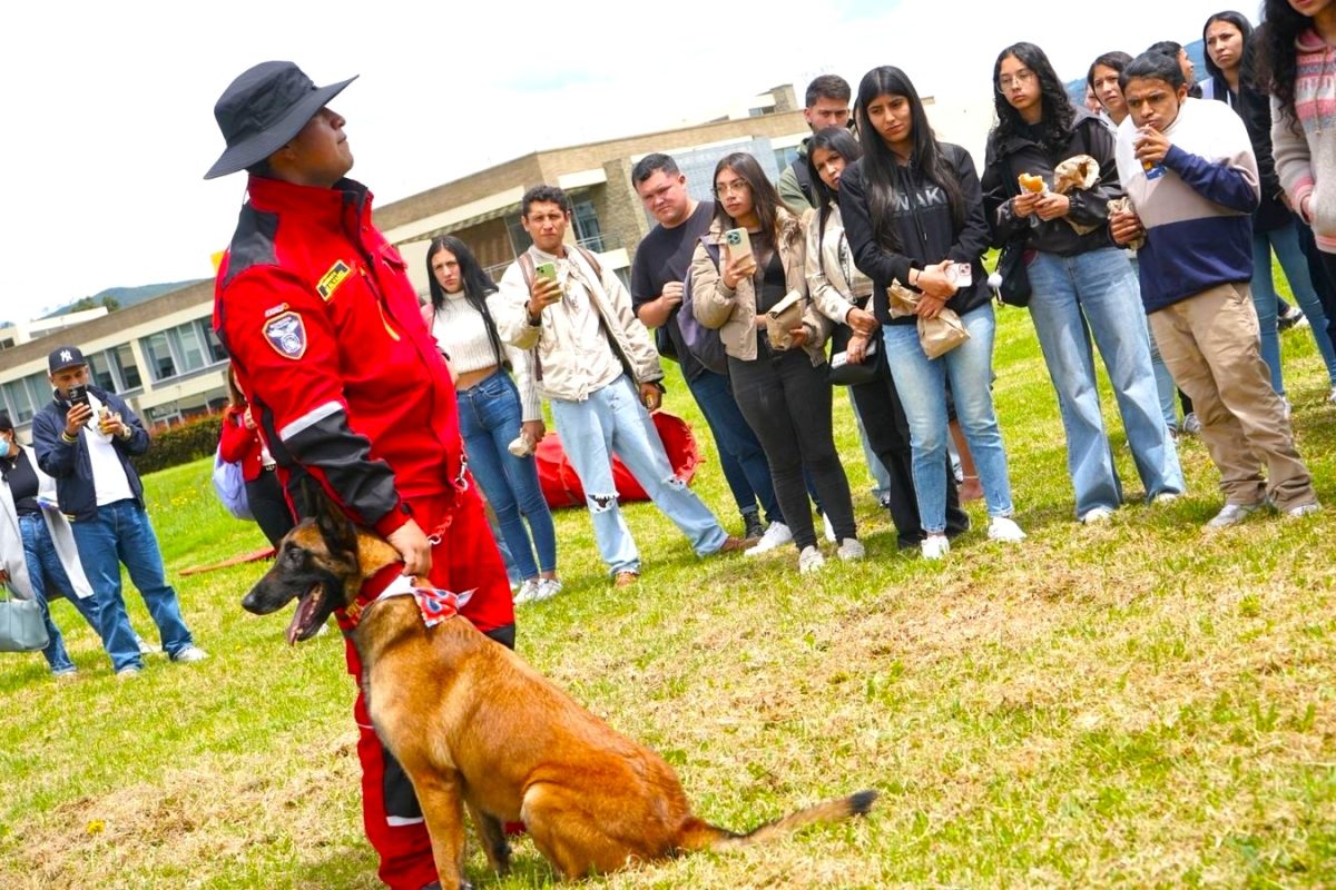 Componente K9 de Bomberos Voluntarios de Zipaquira llega a la Universidad Militar 1
