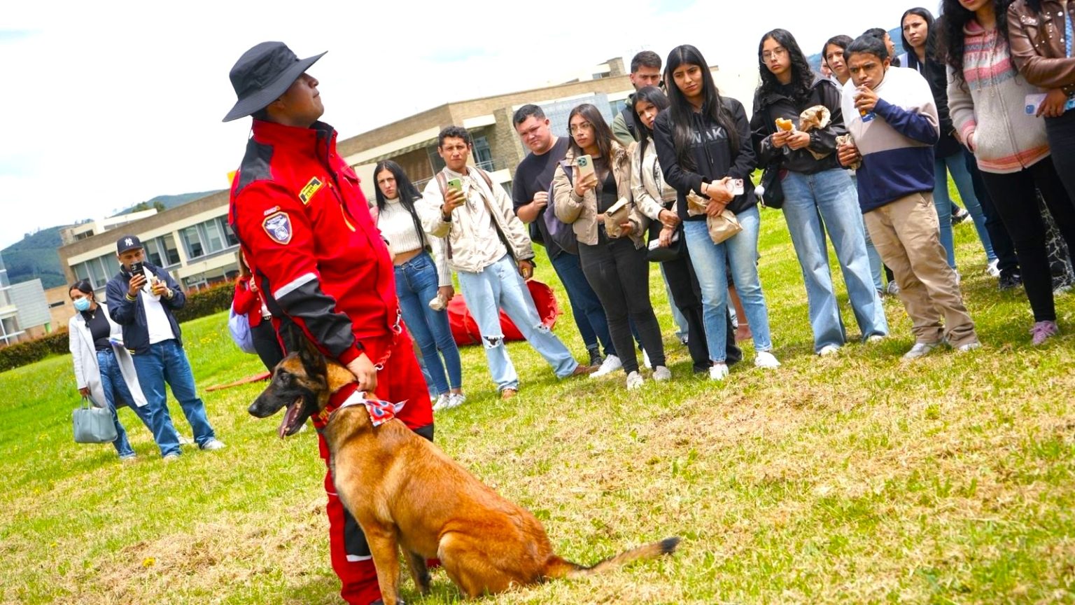 Componente K9 de Bomberos Voluntarios de Zipaquira llega a la Universidad Militar 1