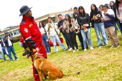 Componente K9 de Bomberos Voluntarios de Zipaquira llega a la Universidad Militar 1