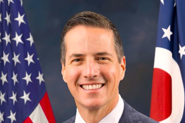 Senador de EE. UU. Bernie Moreno se suma como observador a elecciones en Colombia1