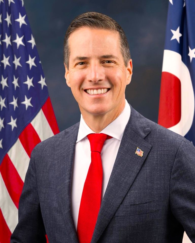 Senador de EE. UU. Bernie Moreno se suma como observador a elecciones en Colombia1