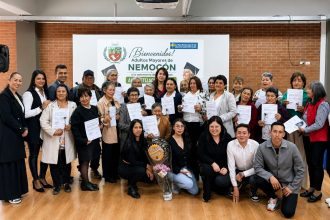 Adultos mayores de Nemocon rompen la brecha digital tras graduarse en formacion tecnologica