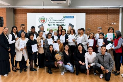 Adultos mayores de Nemocon rompen la brecha digital tras graduarse en formacion tecnologica