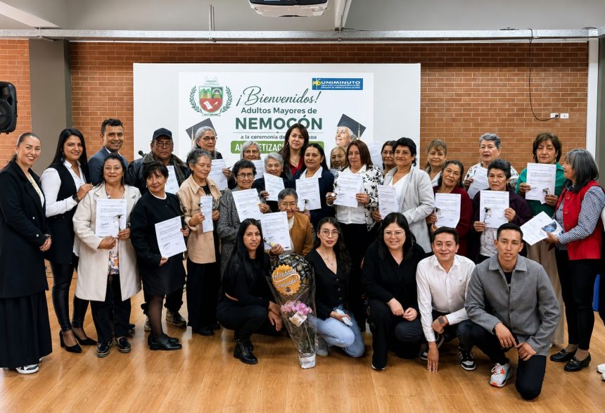 Adultos mayores de Nemocon rompen la brecha digital tras graduarse en formacion tecnologica