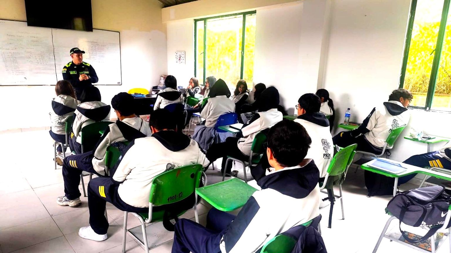 Alerta en colegios de La Sabana Policia refuerza prevencion contra acoso drogas y amenazas digitales