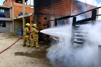 Bomberos de Zipaquira atendieron incendio que destruyo por completo una vivienda en Barandillas1