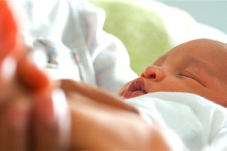 Corte ordena corregir fallas en tamizaje neonatal tras caso que dejo sin diagnostico a un bebe