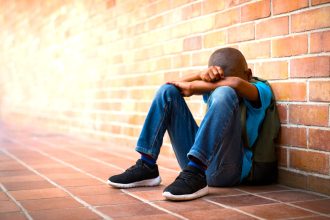 Corte ordena reintegrar a estudiante afrodescendiente expulsado tras denunciar racismo en su colegio