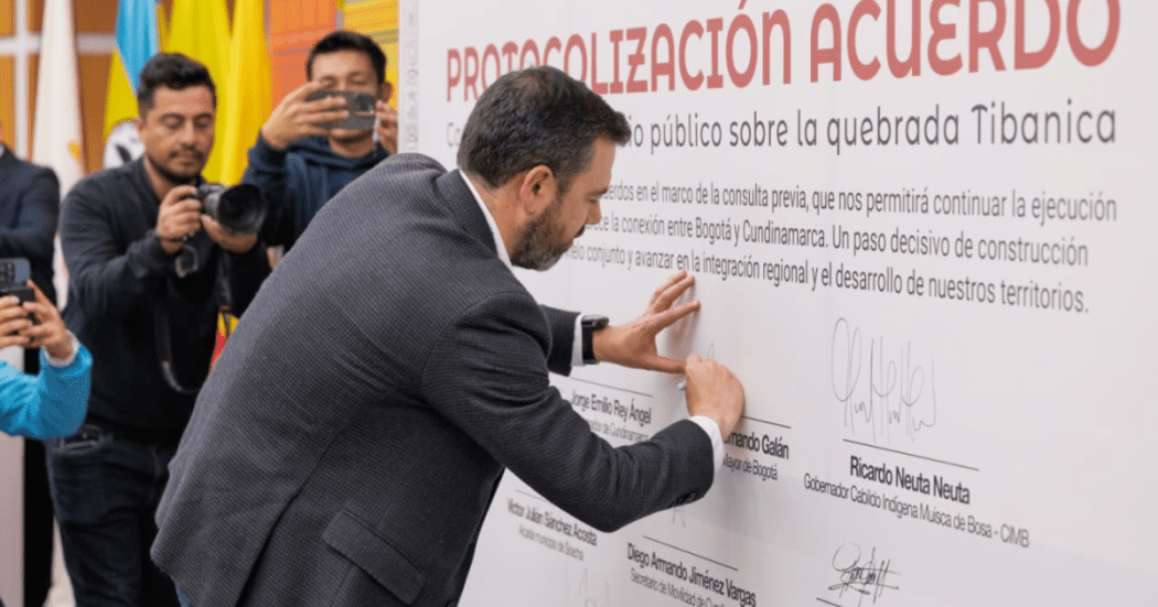 alcalde galan firma acuerdo para construccion del puente tibanica