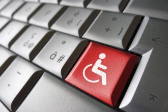 La accesibilidad continúa siendo uno de los principales desafíos para garantizar la inclusión de las personas con discapacidad en ámbitos como la educación, el empleo, los servicios públicos y el acceso a la información. Imagen de referencia. Imagen de referencia. Tomada de https://depositphotos.com/es/home.html
