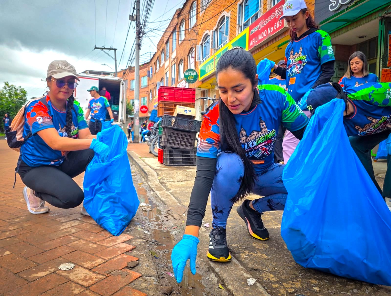 EPZ impulsa el plogging a Zipaquira mas de 30 voluntarios recorrieron parques para recoger residuos y cuidar el entorno3