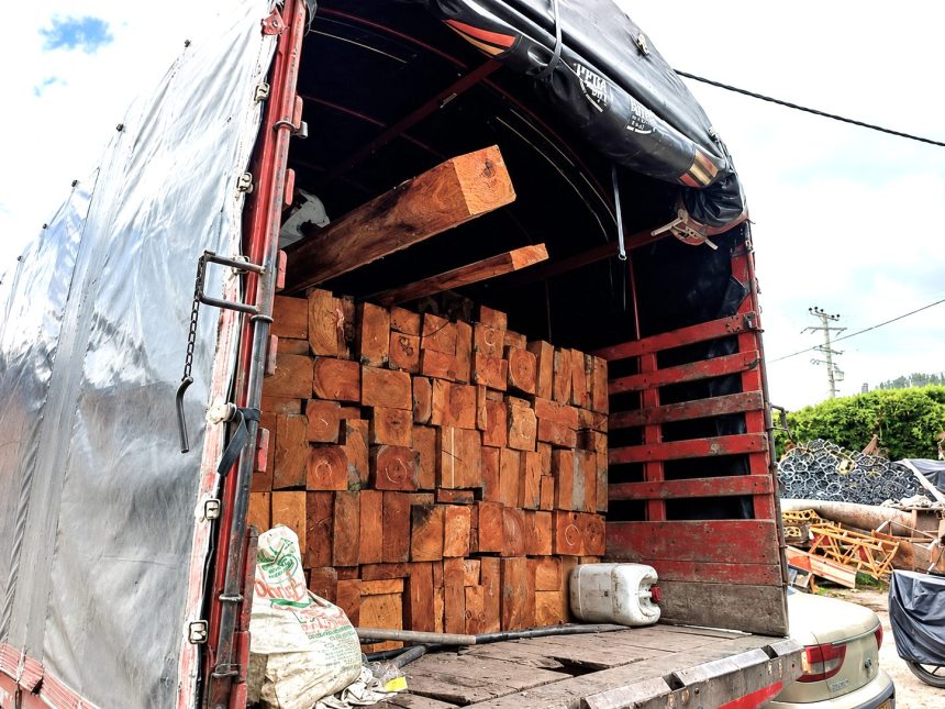 Incautan cerca de 40 metros cubicos de madera en operativos de control sobre la via Ubate–Simijaca