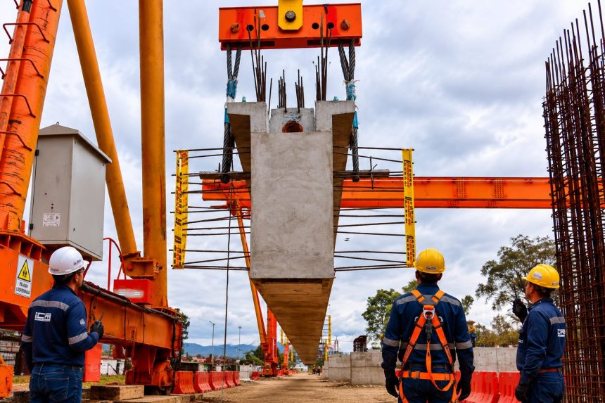Inició el montaje de las vigas del Puente Mosquera, una de las estructuras más importantes del RegioTram de Occidente 10