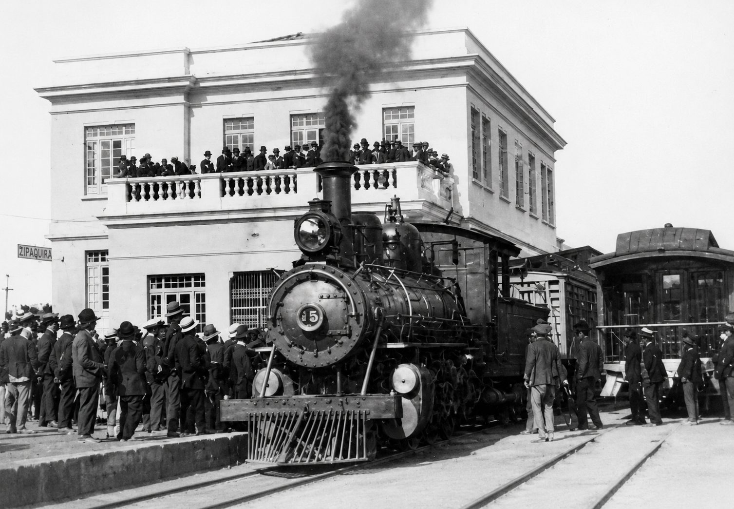 La Estacion del Tren de Zipaquira el emblema que impulso el desarrollo de la ciudad de la sal y dejo huella en la literatura y la musica1