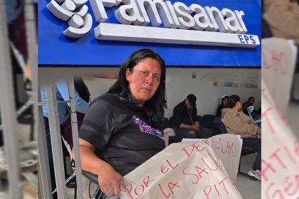 Mujer se encadena ante la EPS Famisanar en Zipaquira por falta de medicamentos que tratan un dolor cronico