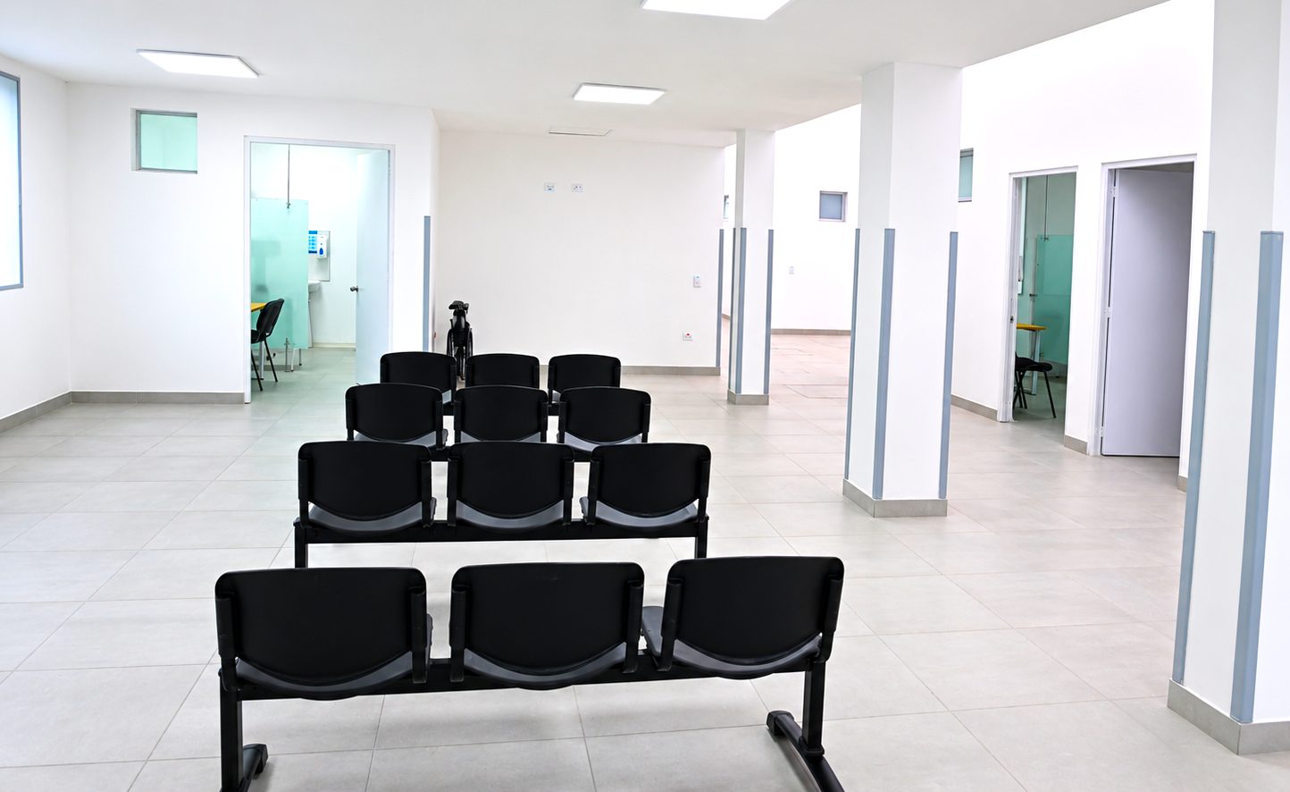 Sala de espera y algunos consultorios del nuevo puesto de salud de Patio Bonito, en Nemocón, espacios diseñados para mejorar la atención médica de la comunidad rural y ofrecer servicios más dignos, cercanos y funcionales.