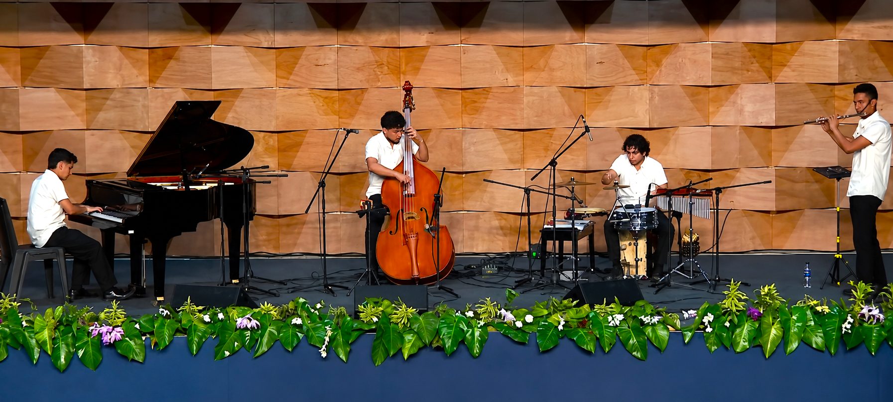 El Cuarteto Caucalí, integrado por Johan Giancarlo Caucalí Gómez en el piano, Kevin Andrés Romero Uribe en el contrabajo, Sebastián Camilo Moreno Puentes en la percusión y Santiago Alberto Melo López en la flauta, durante su participación en el Festival Mono Núñez. La agrupación, nacida en 2024 y conformada por estudiantes de la Universidad Nacional de Colombia, sede Bogotá, obtuvo el Gran Premio Mono Núñez 2026 en modalidad instrumental. Imagen tomada de Telepacífico.