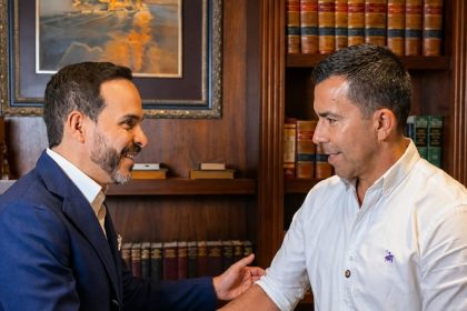 Abelardo De la Espriella se reunirá con autoridades de Cundinamarca para conocer las prioridades del departamento 23 El presidente electo de Colombia, Abelardo de la Espriella (izquierda), durante un encuentro con el gobernador de Cundinamarca, Jorge Emilio Rey Ángel en Barranquilla. Foto: Gobernación de Cundinamarca.