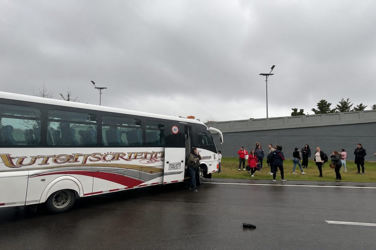 Un motociclista arrojó un guante con gas lacrimógeno al interior de un bus de servicio público en la vía Chía–Bogotá 1 Un motociclista arrojó un guante con gas lacrimógeno al interior de un bus de servicio público en la vía Chía–Bogotá