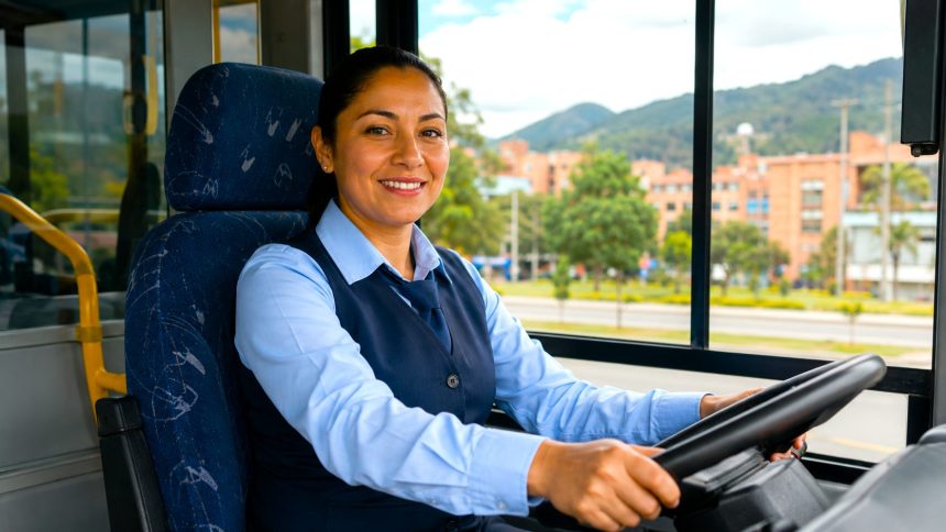 Chía abre bolsa de empleo para mujeres que quieran conducir transporte público sin experiencia ni licencia