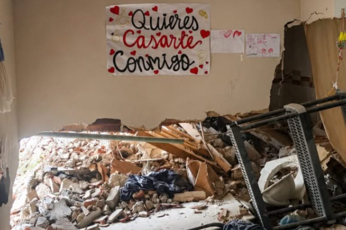 Sobrevivieron al terremoto en Venezuela y el cartel de su propuesta de matrimonio quedó intacto entre los escombros 1 Sobrevivieron al terremoto en Venezuela y el cartel de su propuesta de matrimonio quedó intacto entre los escombros