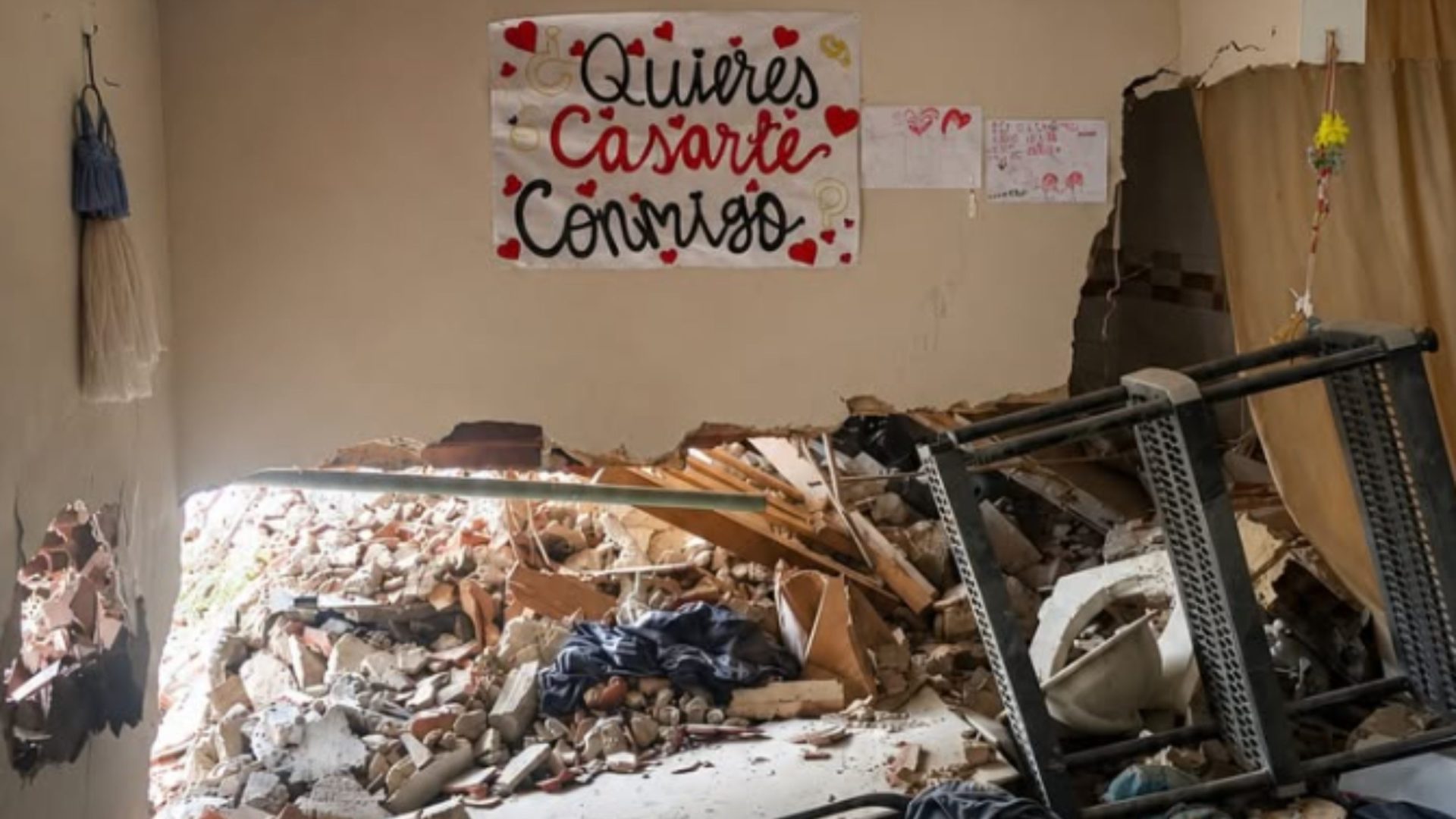 Sobrevivieron al terremoto en Venezuela y el cartel de su propuesta de matrimonio quedó intacto entre los escombros 15 Sobrevivieron al terremoto en Venezuela y el cartel de su propuesta de matrimonio quedó intacto entre los escombros 13