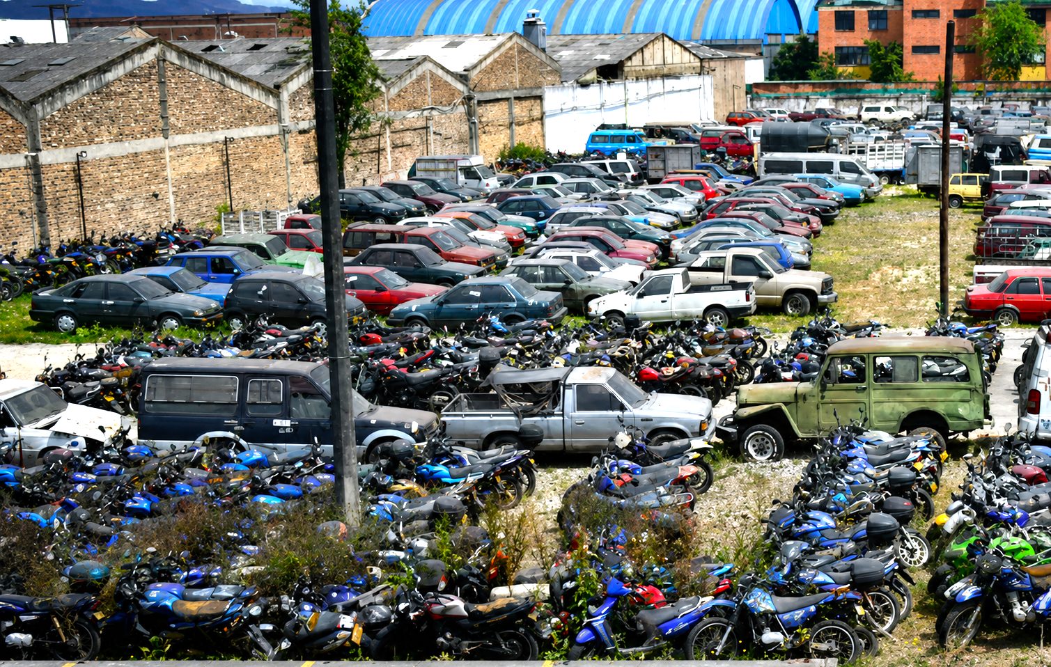 Vehículos abandonados durante años saturan patios de tránsito y elevan el riesgo ambiental en Colombia 16