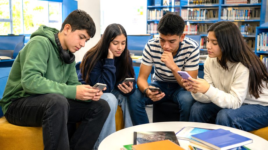 Menores y redes sociales: Colombia evalúa nuevos controles mientras varios países restringen el acceso 1