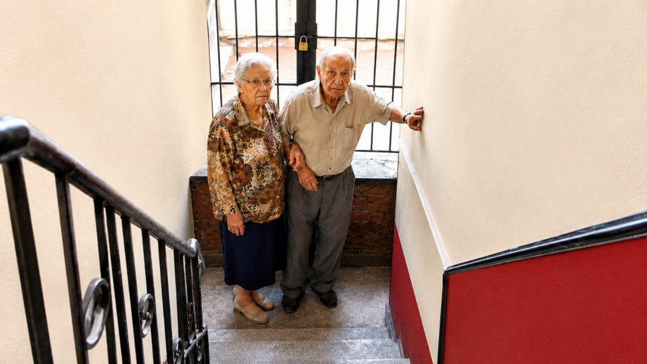 La pareja de adultos mayores del quinto piso que recuperó su acceso a la terraza tras un fallo de la Corte 2 La pareja de adultos mayores del quinto piso que recuperó su acceso a la terraza tras un fallo de la Corte 1