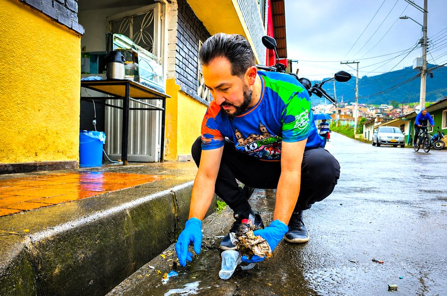 Más de 30 voluntarios participaron en jornada de plogging liderada por EPZ en la carrera Décima de Zipaquirá 4 Más de 30 voluntarios participaron en jornada de plogging liderada por EPZ en la carrera Décima de Zipaquirá 3