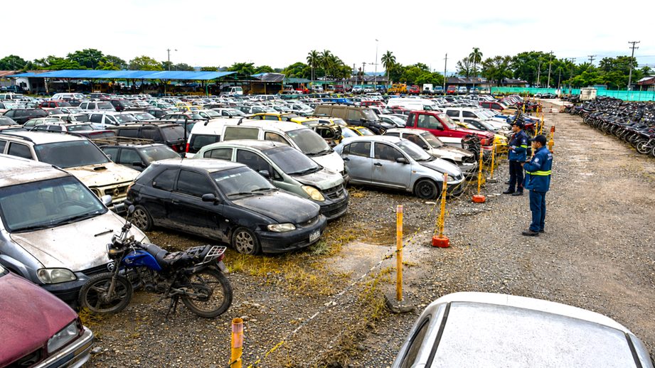 Vehículos abandonados durante años saturan patios de tránsito y elevan el riesgo ambiental en Colombia 1