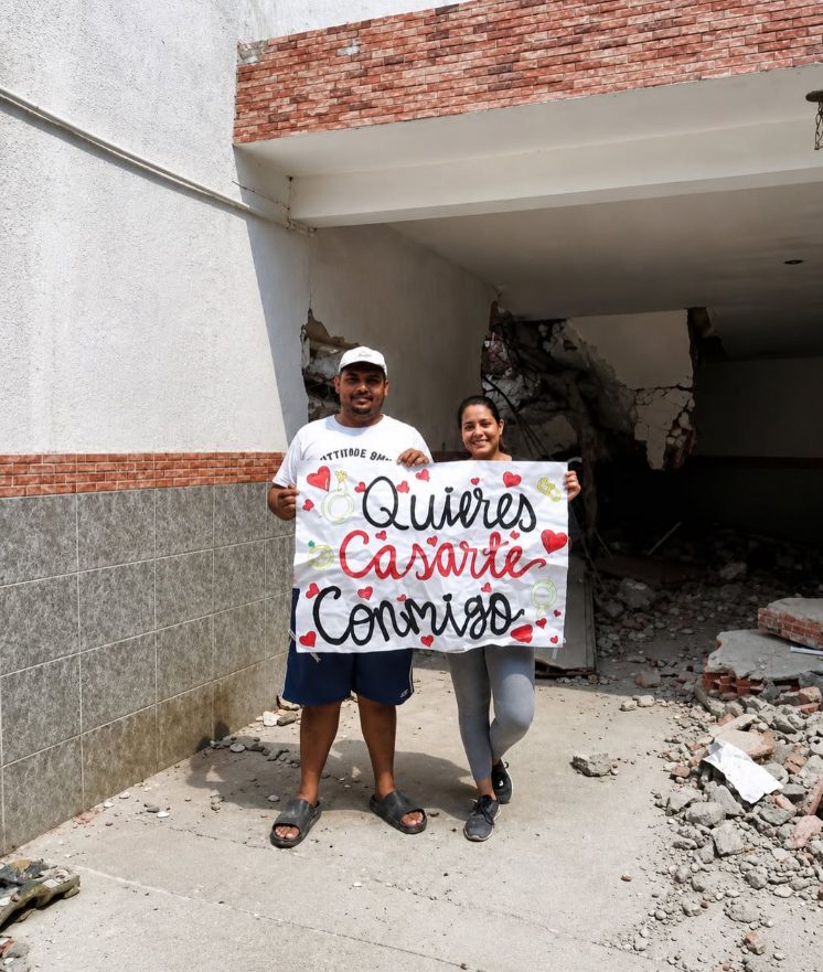 Sobrevivieron al terremoto en Venezuela y el cartel de su propuesta de matrimonio quedó intacto entre los escombros 2 Sobrevivieron al terremoto en Venezuela y el cartel de su propuesta de matrimonio quedó intacto entre los escombros 1