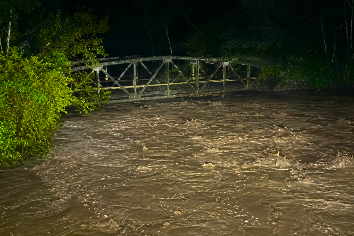 Aumento del caudal de los ríos Blanco y Negro obliga a cerrar de noche el paso por el Puente Ocal en Guayabetal 1 Aumento del caudal de los ríos Blanco y Negro obliga a cerrar de noche el paso por el Puente Ocal en Guayabetal