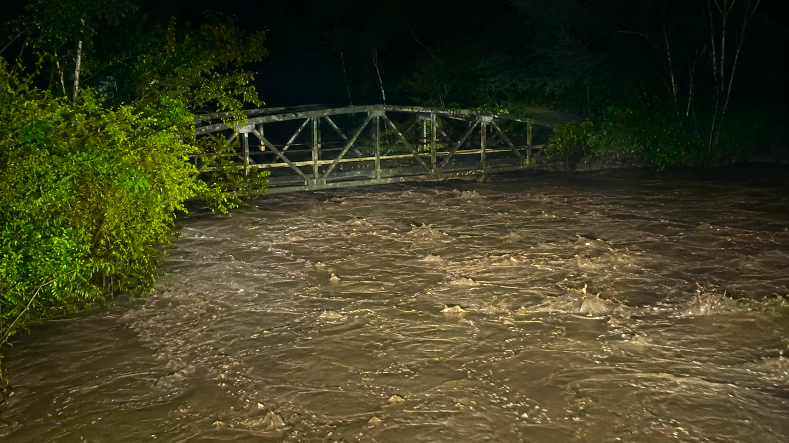 Aumento del caudal de los ríos Blanco y Negro obliga a cerrar de noche el paso por el Puente Ocal en Guayabetal 1 Aumento del caudal de los ríos Blanco y Negro obliga a cerrar de noche el paso por el Puente Ocal en Guayabetal