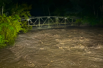 Aumento del caudal de los ríos Blanco y Negro obliga a cerrar de noche el paso por el Puente Ocal en Guayabetal 2