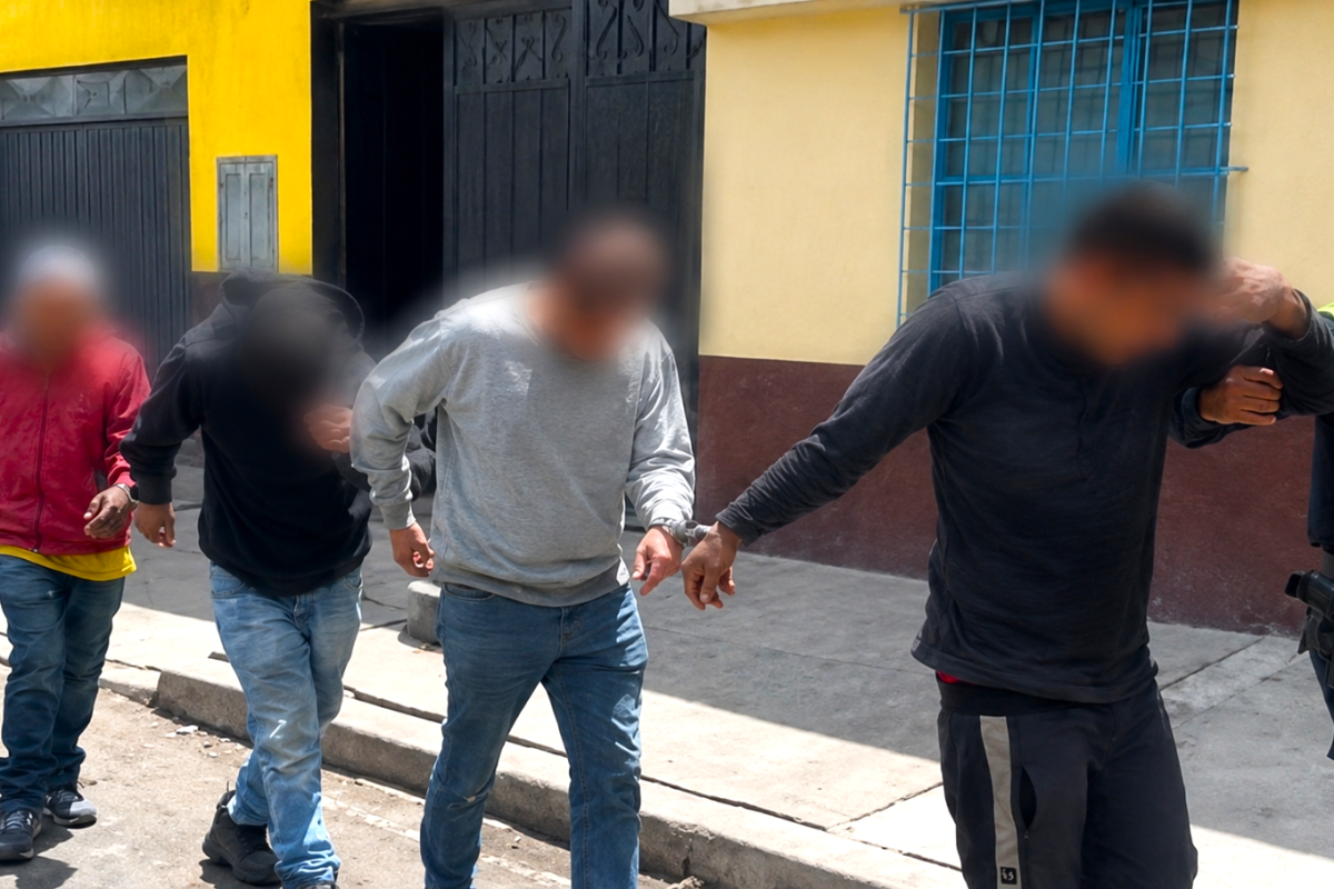 Cuatro hombres fueron capturados en Bogotá mientras presuntamente desguazaban un vehículo hurtado
