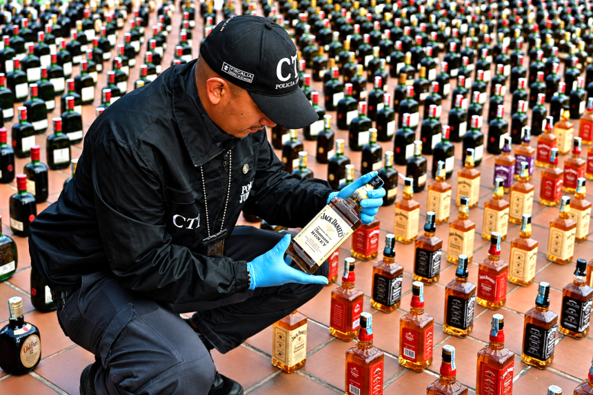 Incautan 8.520 unidades de licor adulterado en Bogotá: negocio ilegal podría superar los $1.700 millones 1 Incautan 8.520 unidades de licor adulterado en Bogotá: negocio ilegal podría superar los $1.700 millones