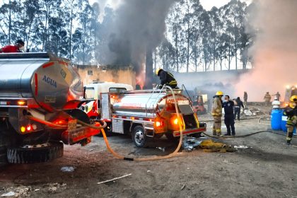Incendio en el sector El Charquito comenzó en una zona forestal y alcanzó cuatro bodegas en Soacha 26 Incendio en el sector El Charquito comenzó en una zona forestal y alcanzó cuatro bodegas en Soacha 25
