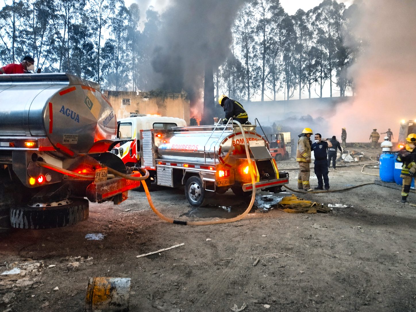 Incendio en el sector El Charquito comenzó en una zona forestal y alcanzó cuatro bodegas en Soacha 10