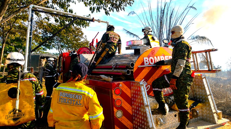 Incendio en el sector El Charquito comenzó en una zona forestal y alcanzó cuatro bodegas en Soacha 1