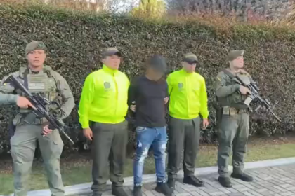 Capturan en Cundinamarca a alias ‘Fantasma’, presunto operador de narcotráfico y tráfico de armas para disidencias de las Farc 16 Capturan en Cundinamarca a alias ‘Fantasma’, presunto operador de narcotráfico y tráfico de armas para disidencias de las Farc 15