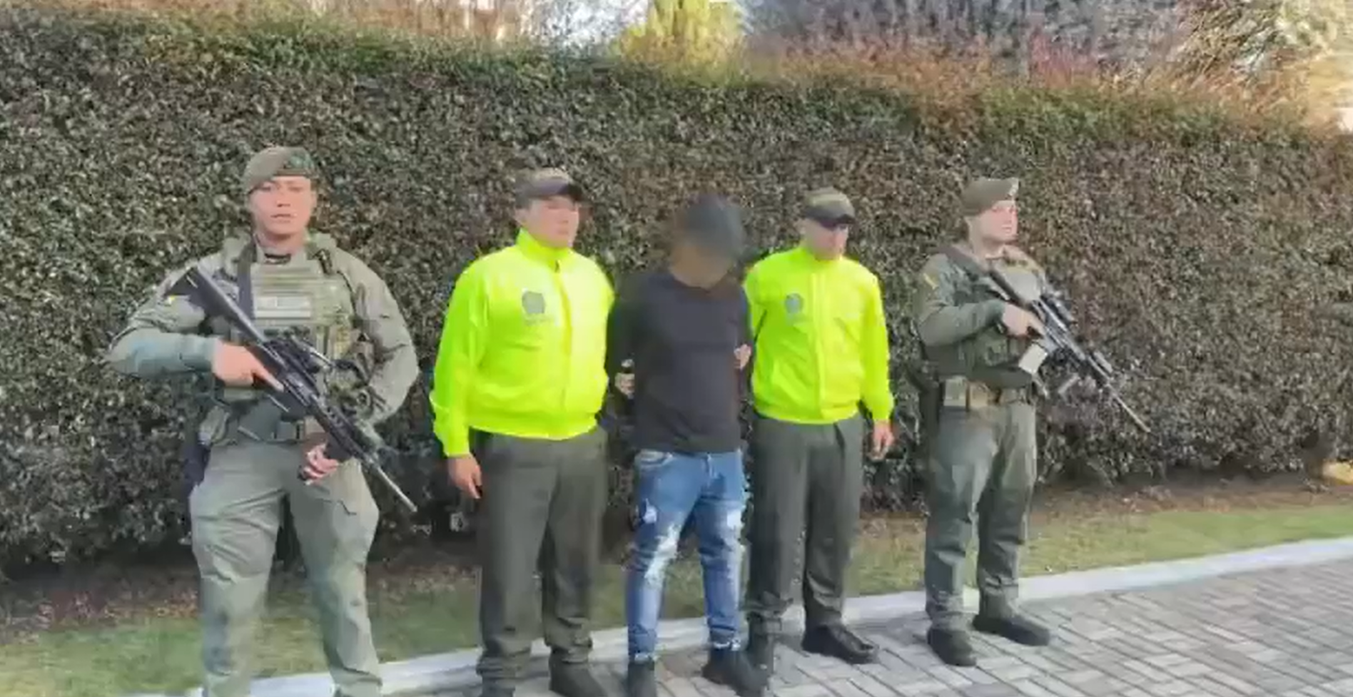 Capturan en Cundinamarca a alias ‘Fantasma’, presunto operador de narcotráfico y tráfico de armas para disidencias de las Farc 13 Capturan en Cundinamarca a alias ‘Fantasma’, presunto operador de narcotráfico y tráfico de armas para disidencias de las Farc 7