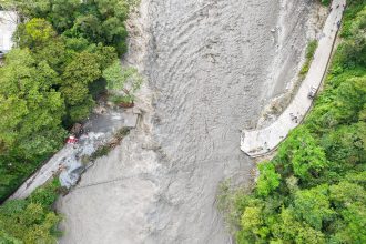 Colapso del puente deja comunidades de Guayabetal incomunicadas: preparan paso peatonal y vía alterna 10