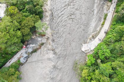 Colapso del puente deja comunidades de Guayabetal incomunicadas: preparan paso peatonal y vía alterna 2