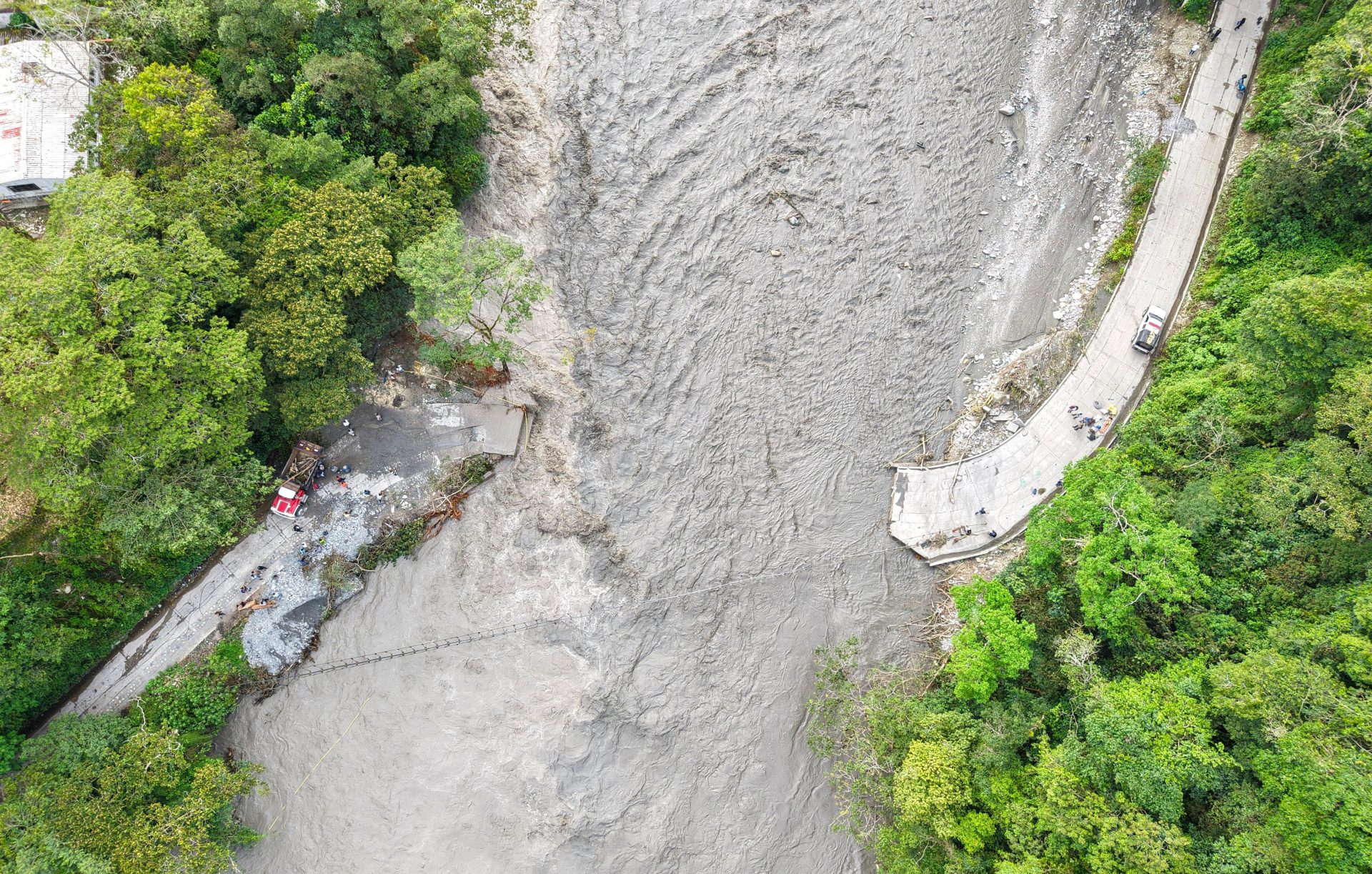Colapso del puente deja comunidades de Guayabetal incomunicadas: preparan paso peatonal y vía alterna 11 Colapso del puente deja comunidades de Guayabetal incomunicadas: preparan paso peatonal y vía alterna 7